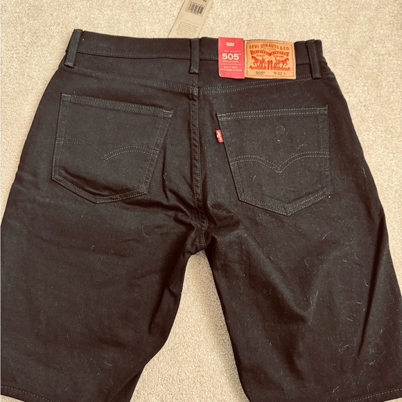 Levi's Men's Brand NEW Black Jean Shorts - Picture 4 of 6